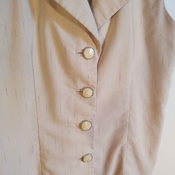 🔥4/$20 Button down sleeveless shirt - Picture 3 of 6